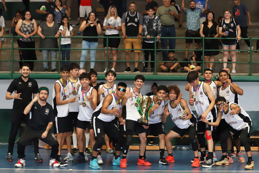 Categorías Sub 17 y Sub 15 de Colo-Colo Básquetbol hacen historia al  coronarse campeones en el Clausura de la Asociación Santiago